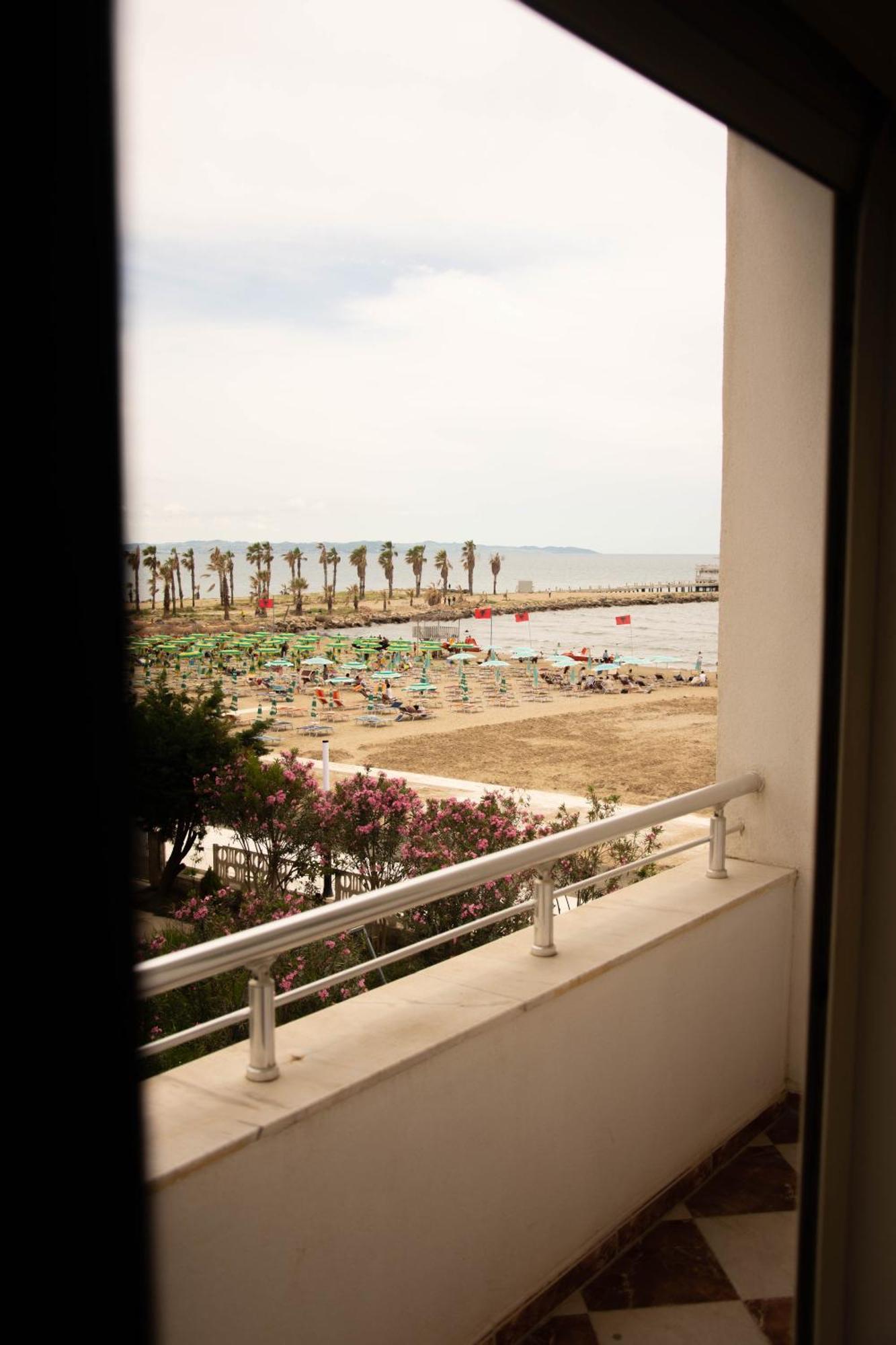 Wave Beachfront Apartments Durrës Exterior foto
